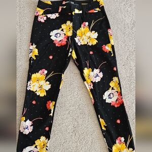 🖤Black and 🌸Floral Old Navy Pixie Pants.  Size 4